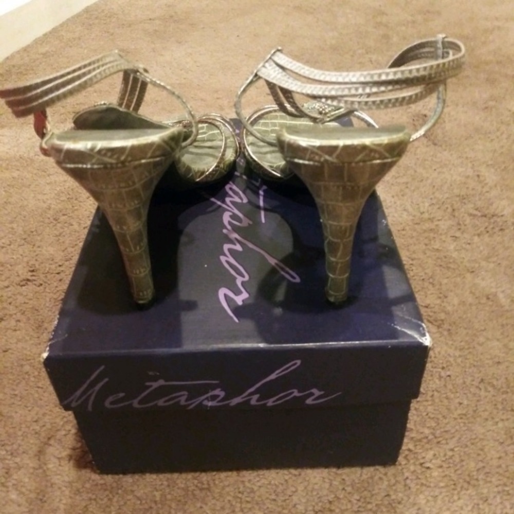 Shoes - Picture 3 of 4